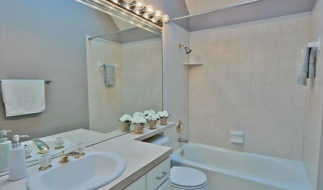 Building Photo - Modern 3 Bedroom 4 Bathroom Bellevue Home!