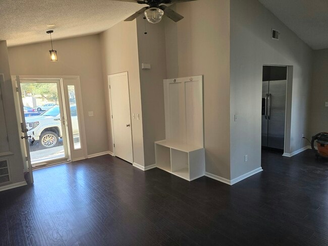 Building Photo - 1075 Sardis Cove Dr