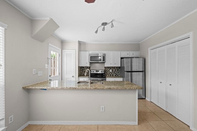 Building Photo - 925 Memorial Village Dr