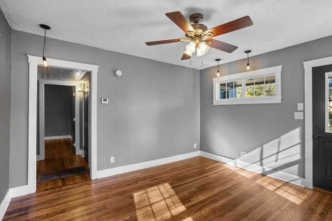 Building Photo - 1 Bedroom 1 Bath Duplex in the Heart of Auburn