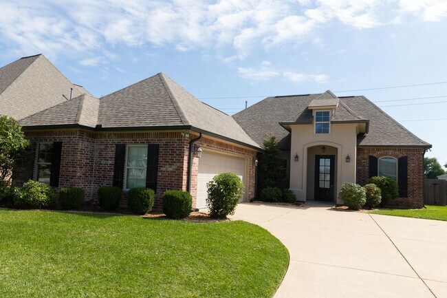 Building Photo - BEAUTIFUL RENTAL IN GATED COMMUNITY!