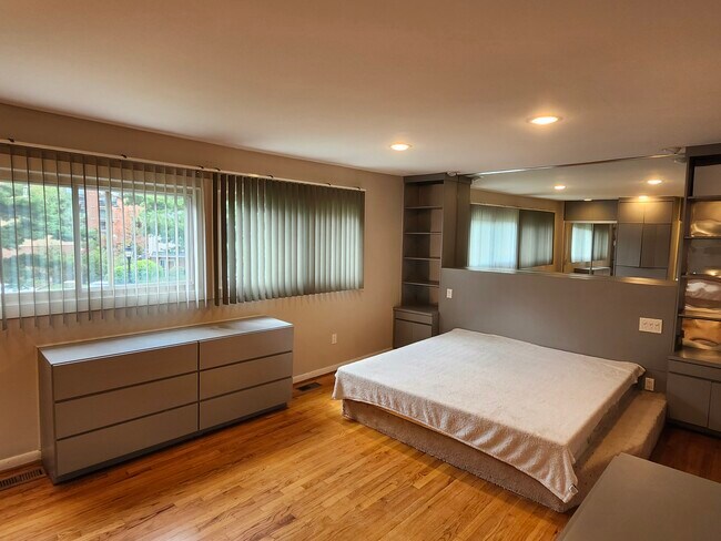 Building Photo - 10 Poinsettia Ct