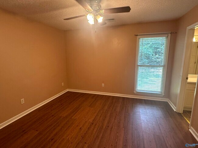 Building Photo - 136 Hollington Dr NE