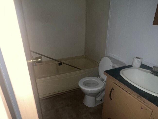 Building Photo - 3 Bedroom Singlewide Mobile Home