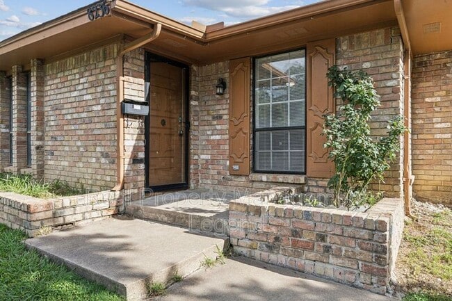 Building Photo - 8236 El Retiro Rd