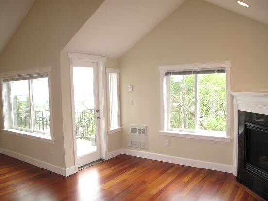 Building Photo - Gorgeous 3 bed/3.5 bath Queen Anne Townhouse!