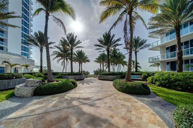 Building Photo - 6801 Collins Ave