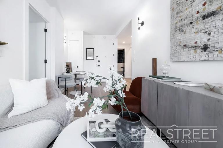 Building Photo - Welcome home to this bright and well-proportioned 2-bedroom, 1-bath apartment on a charming, tree-li