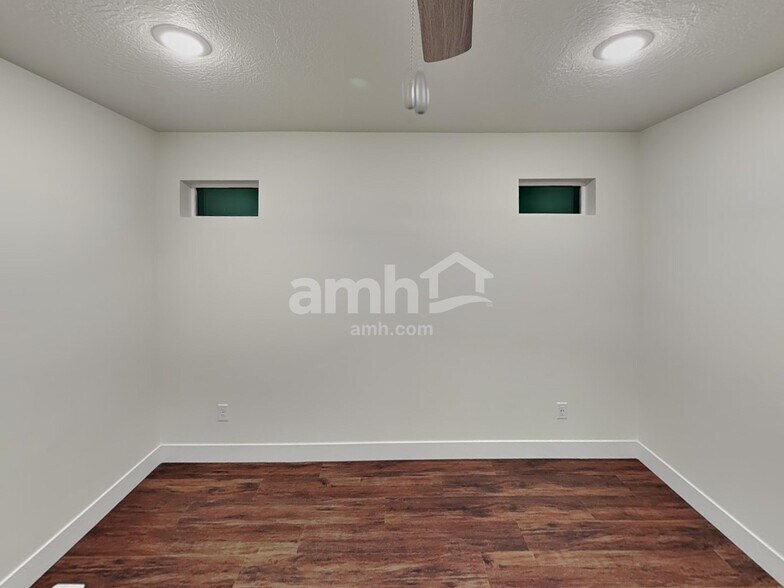 Building Photo - 1221 Redbud Dr