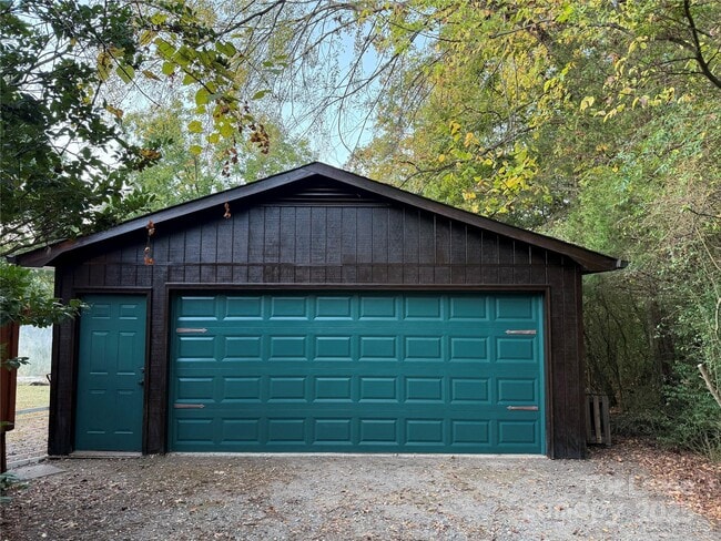 Building Photo - 1011 Lakeshore Dr