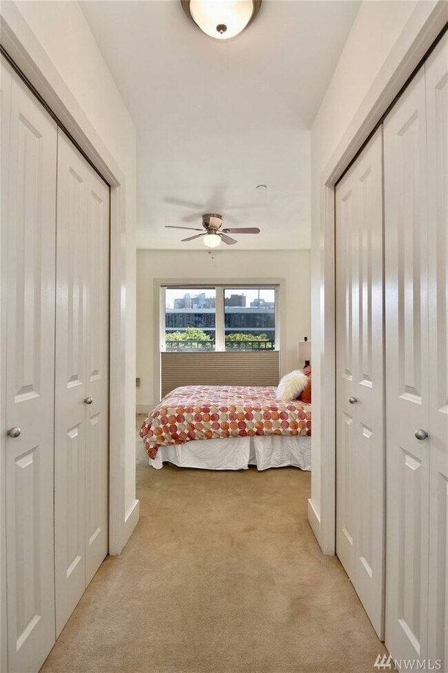 Building Photo - Spacious 1bd/1.5ba Condo in Belltown!