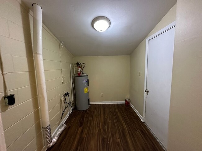 Building Photo - 2 bedroom 1 bath duplex available for rent!