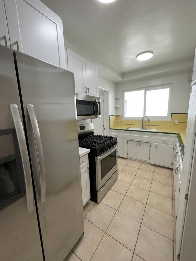 Building Photo - 1059-1059 S Genesee Ave