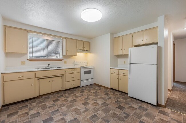 Building Photo - 2 bed 1 bath Rancher duplex