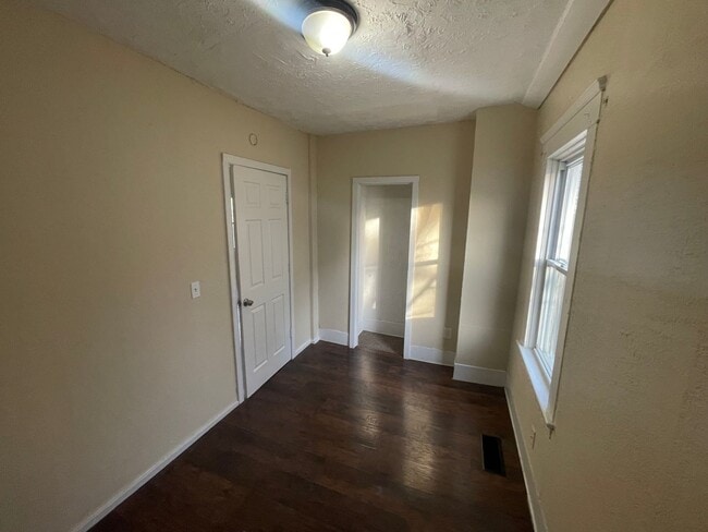 Building Photo - SECTION 8 and EDEN Accepted!! Stunning 4-Bed, 2-Bath Renovation in Lorain!!