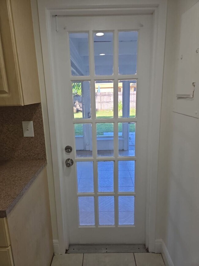 Building Photo - LABOR DAY SPECIAL Great Renovated 3/1 |  Q...
