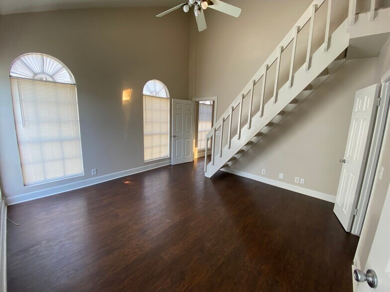 Building Photo - 2000 Fairview Ave