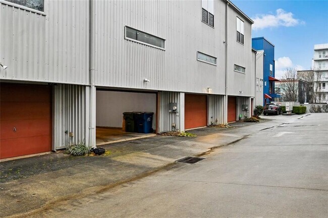 Building Photo - 920 Memorial Dr SE