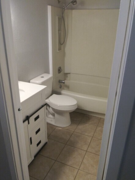 Building Photo - 11 Redberry Ct