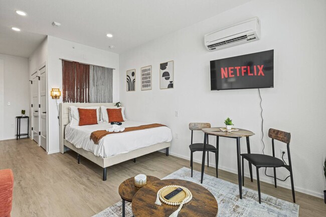 Building Photo - 601 W 9th St