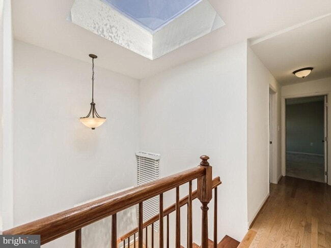 Building Photo - 827 S Charles St