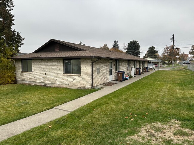 Building Photo - L996