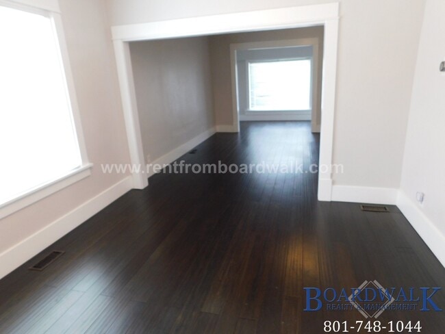 Building Photo - 657 Warnock Ave S