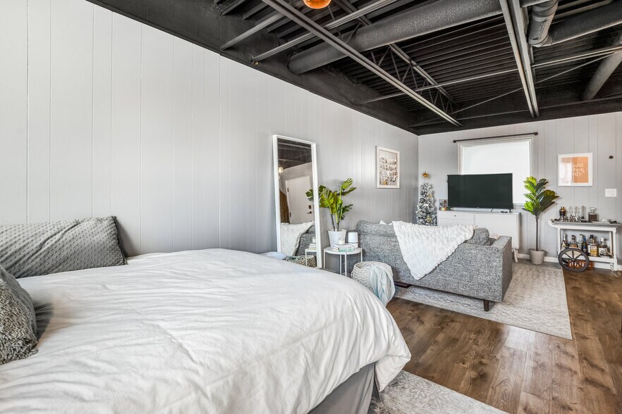 Building Photo - 2437 Atwood Ave