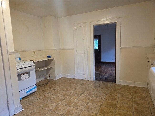 Building Photo - 311 Oak Hill Ave