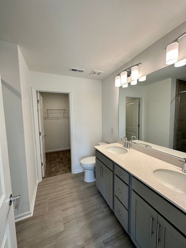 Building Photo - 2BR/3BA End Unit Townhome in Pringle Towns