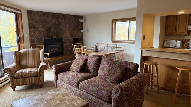 Building Photo - Marina Place 221