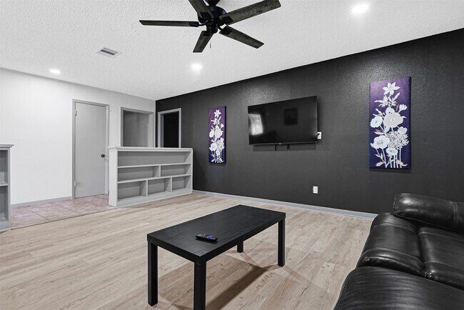 Building Photo - 1806 Clayton Dr