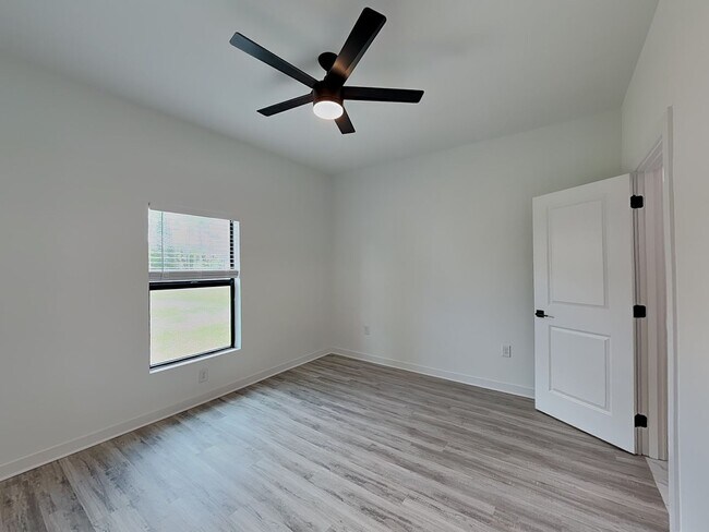 Building Photo - 151 Pine Ln