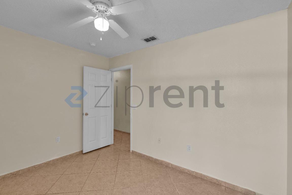 Building Photo - Unit