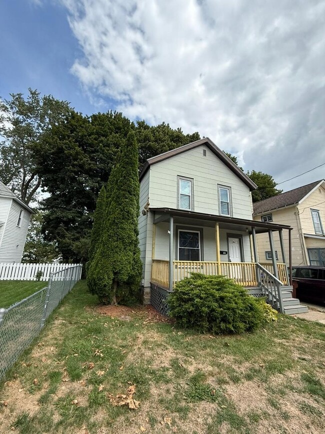 Building Photo - Nicely updated and spacious 3 bedroom hous...