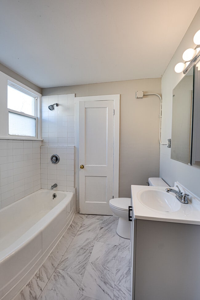 Building Photo - 407 Beach St