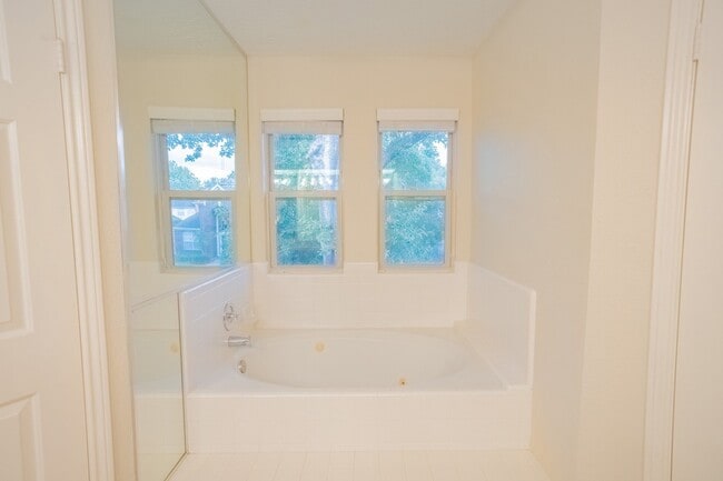 Building Photo - 4219 Meadowchase Ln