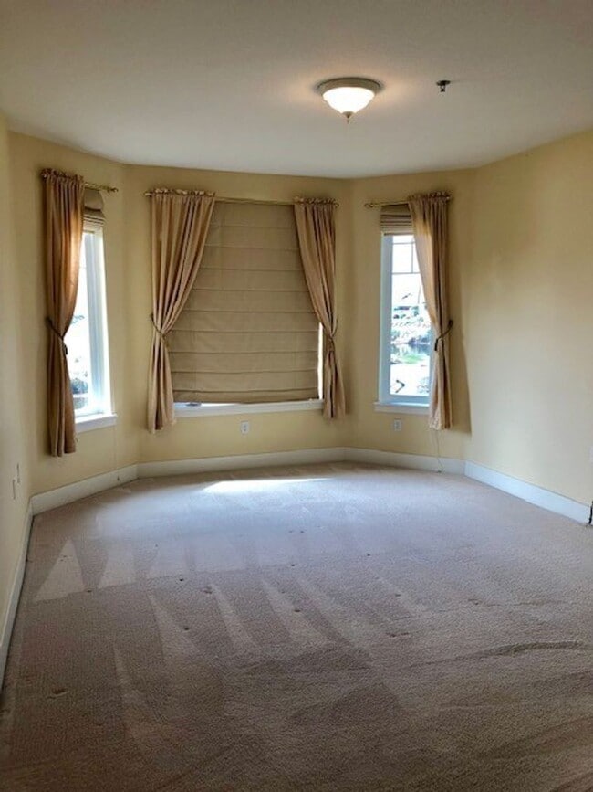 Building Photo - Riverfront Sandpiper Village Condo 2 Bedroom, 2 Baths!!