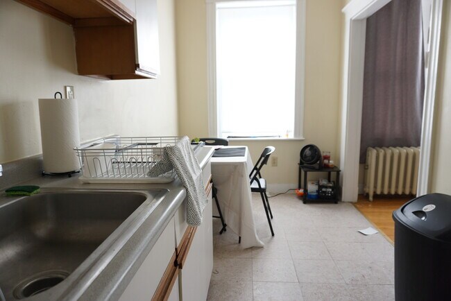 Building Photo - 236 Kelton St