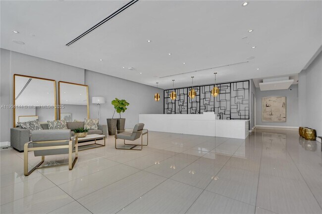 Building Photo - 321 NE 26th St