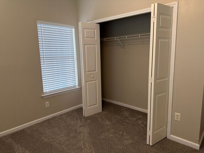 Building Photo - Three Bedroom Updated First Floor Condo at The Legends