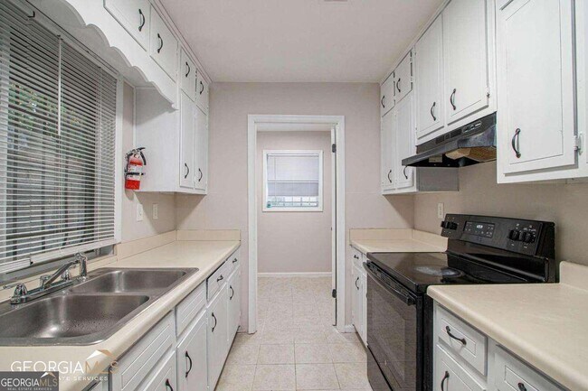 Building Photo - 2243 7 Oaks Cir