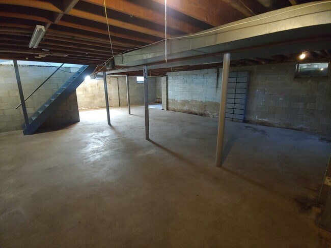 Building Photo - 878 Paul Dr