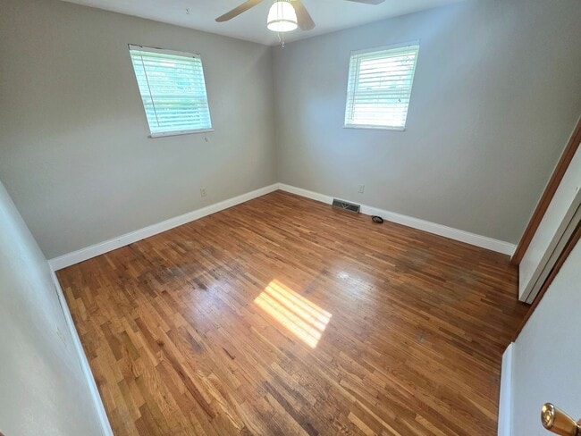 Building Photo - 3 Bedroom, 2 Bath House on Brink Avenue