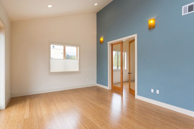 Building Photo - Available Unit In The Heart Of Elmwood!