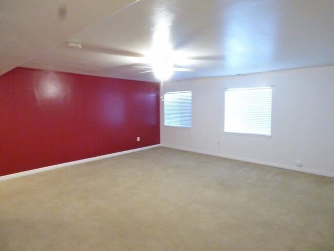 Building Photo - 3 Bd 3.5 Bath Model Like Townhome in Riverton