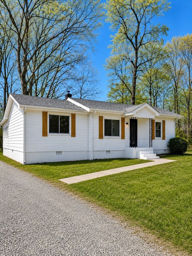 Building Photo - 3 Bedroom Pet Friendly Home For Rent Near Post!