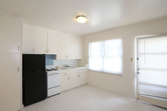 Building Photo - McCully - 1 Bdrm/1 Bath/1 Prkg - $1,300