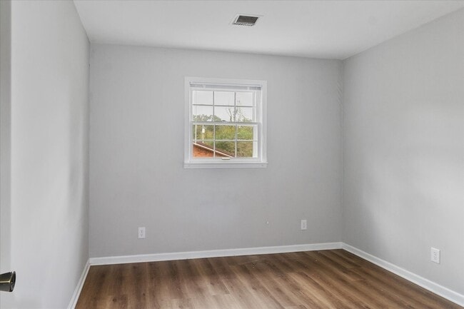 Building Photo - 204 Lake Cir Dr