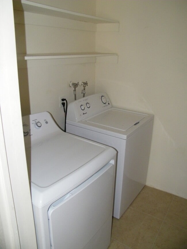 Building Photo - 3 Bed, 2 Bath Tucson Rental with Carport &...